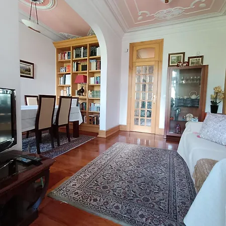 In Centre Of Near Gulbenkien Garden *