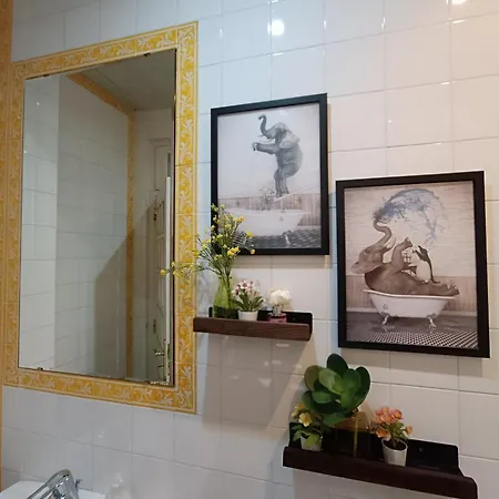 In Centre Of Near Gulbenkien Garden * Lissabon