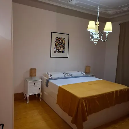 In Centre Of Near Gulbenkien Garden