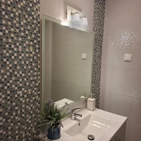 Apartment In Centre Of Near Gulbenkien Garden